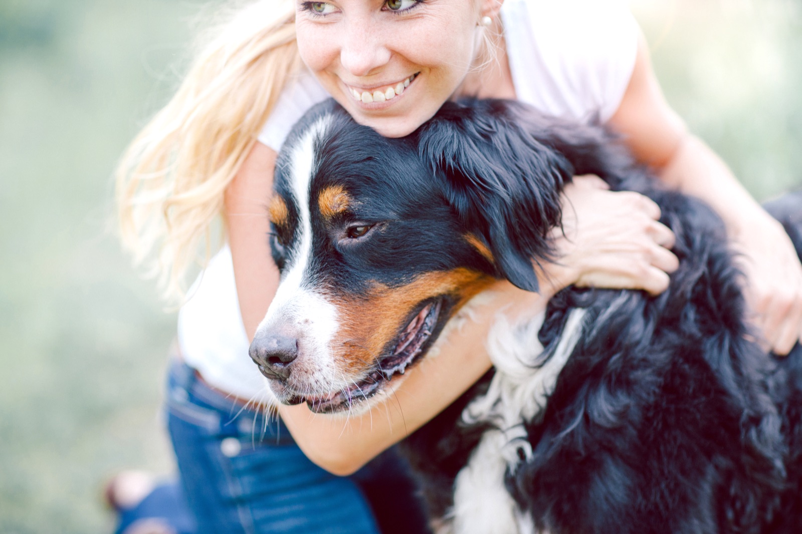 Mujer que abraza el perro